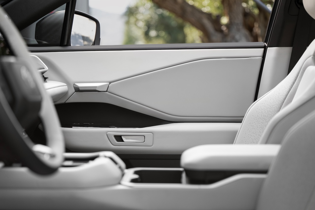 2027_Toyota_Highlander_Limited_MistyGray_002